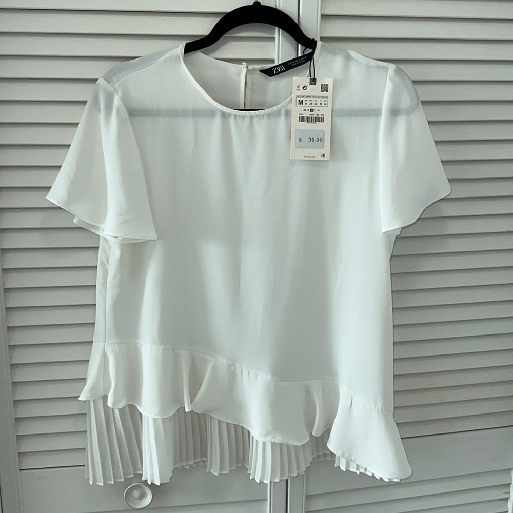 ✨ NWT - White pleated blouse